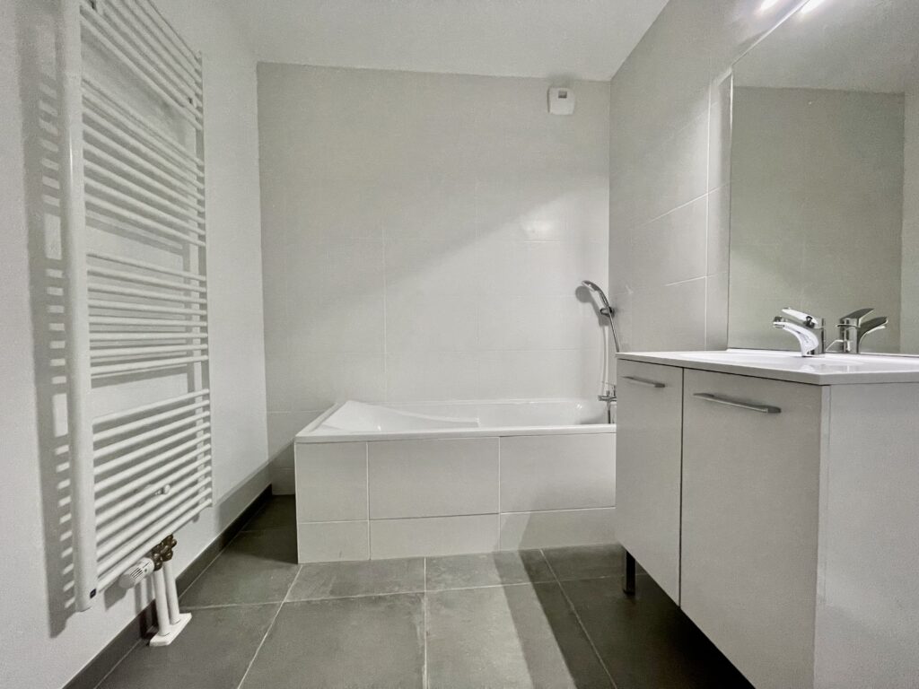 Location Strasbourg Port du Rhin - meublée - 2 chambres - 69m2 - sdb